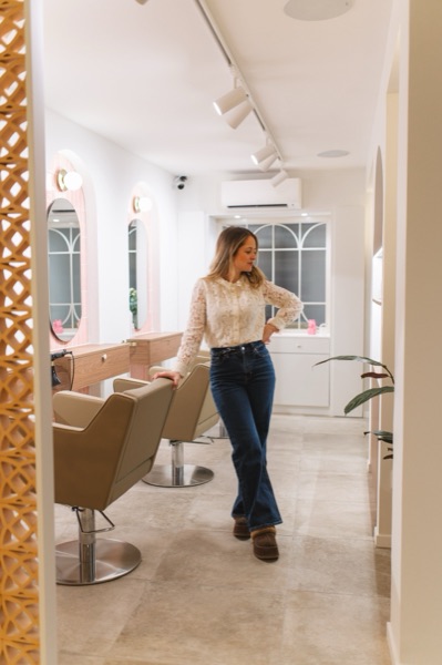Élodie dans son salon privé à Nîmes